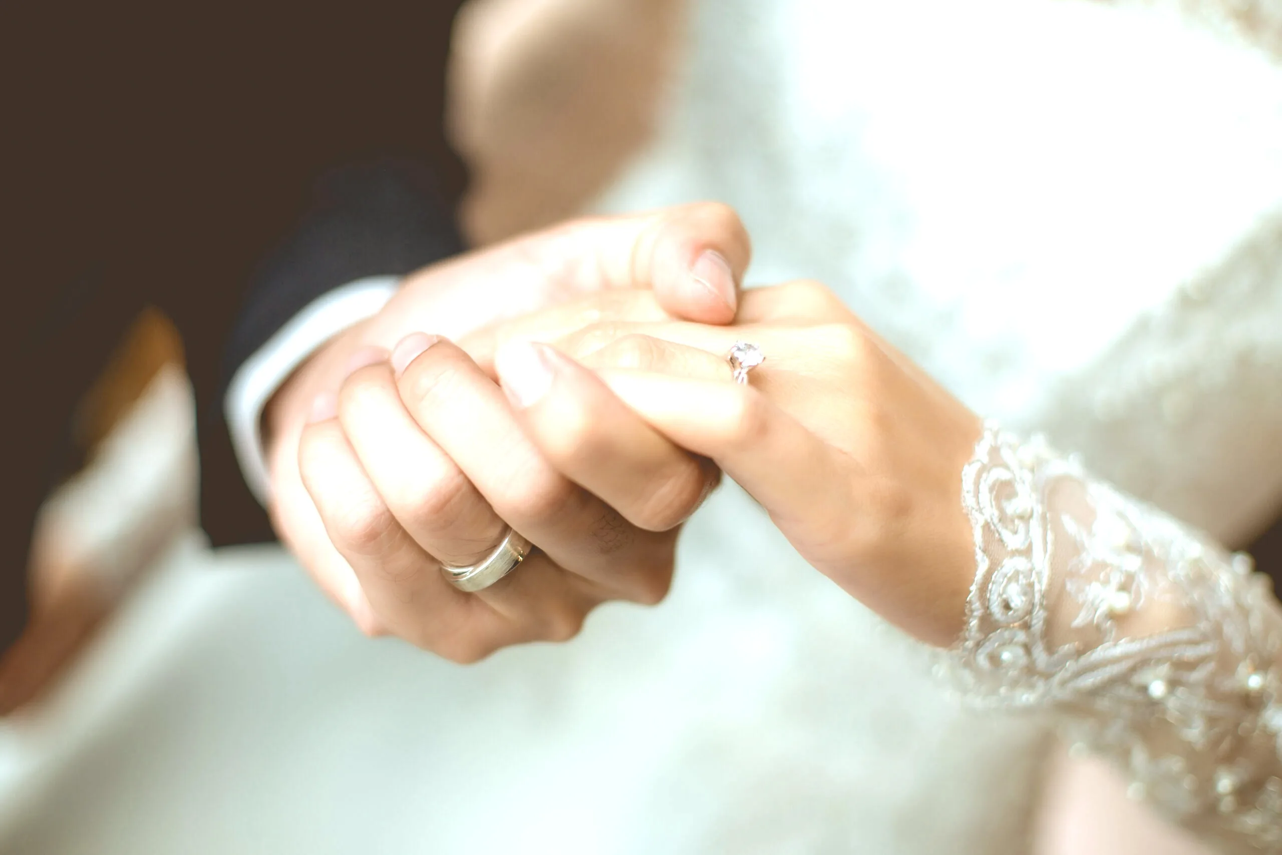 結婚指輪をつけるカップル