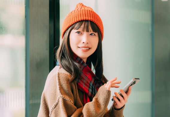 スマートフォンを見る女性
