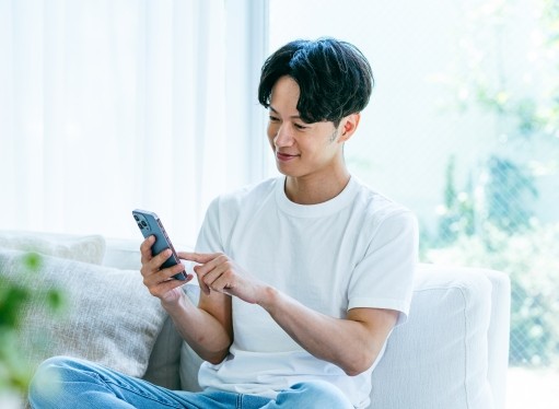 スマホで婚活する男性