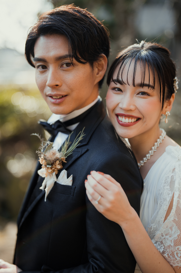 スマートフォンで婚活する女性