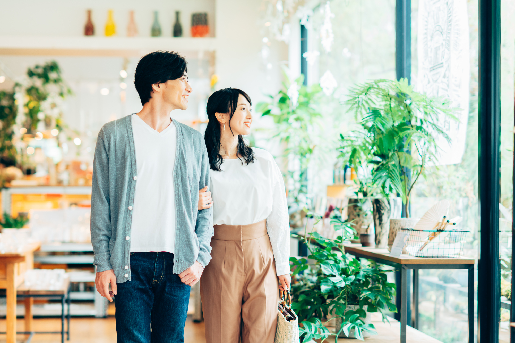 仮交際でデートを重ねるカップル