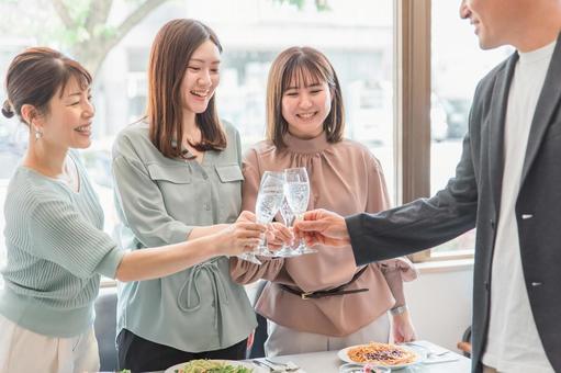 婚活パーティーで乾杯する参加者
