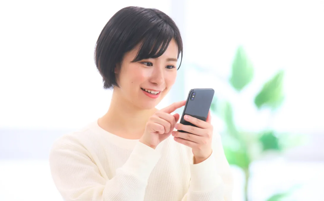 スマホでメールを確認する女性