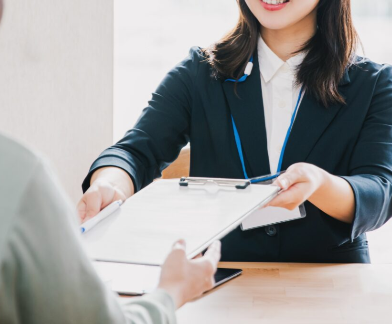 バインダーを持っている女性