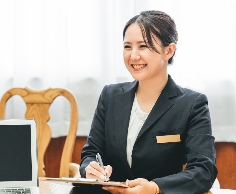 ヒアリングをしている女性