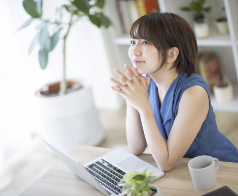 微笑んでる女性