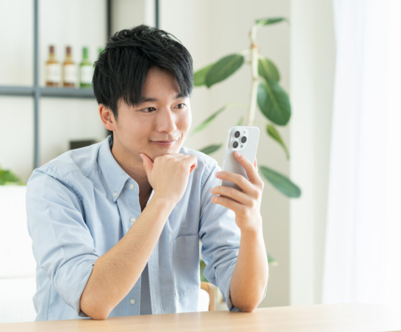 スマホでLINEを見ている男性