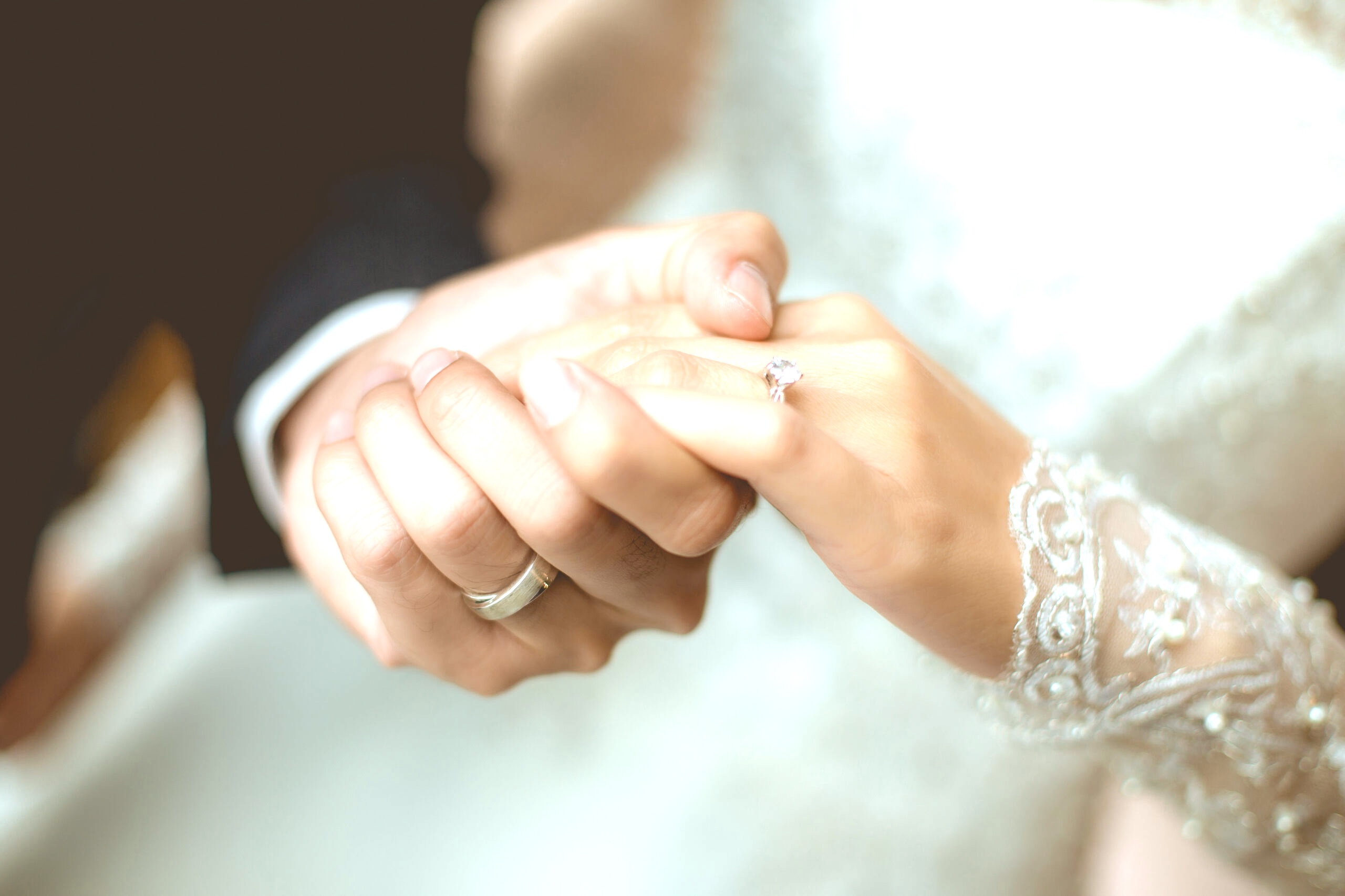 指輪と手繋ぎのカップル|メルティアで実現する幸せな結婚
