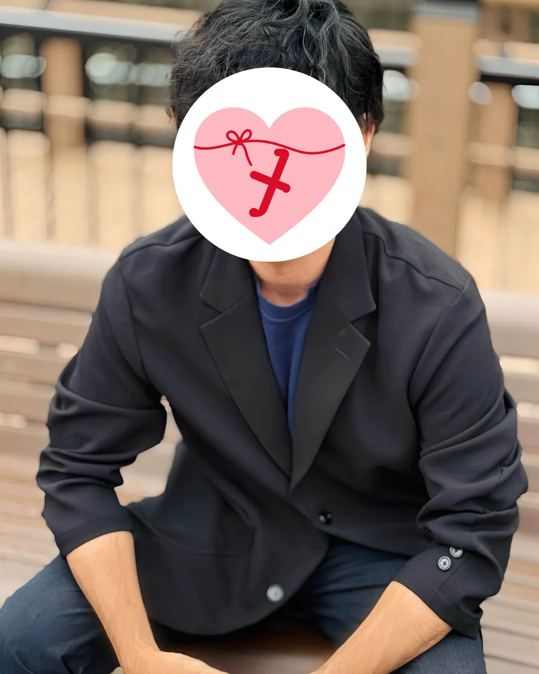 本人プロフィール写真（川辺のベンチ）